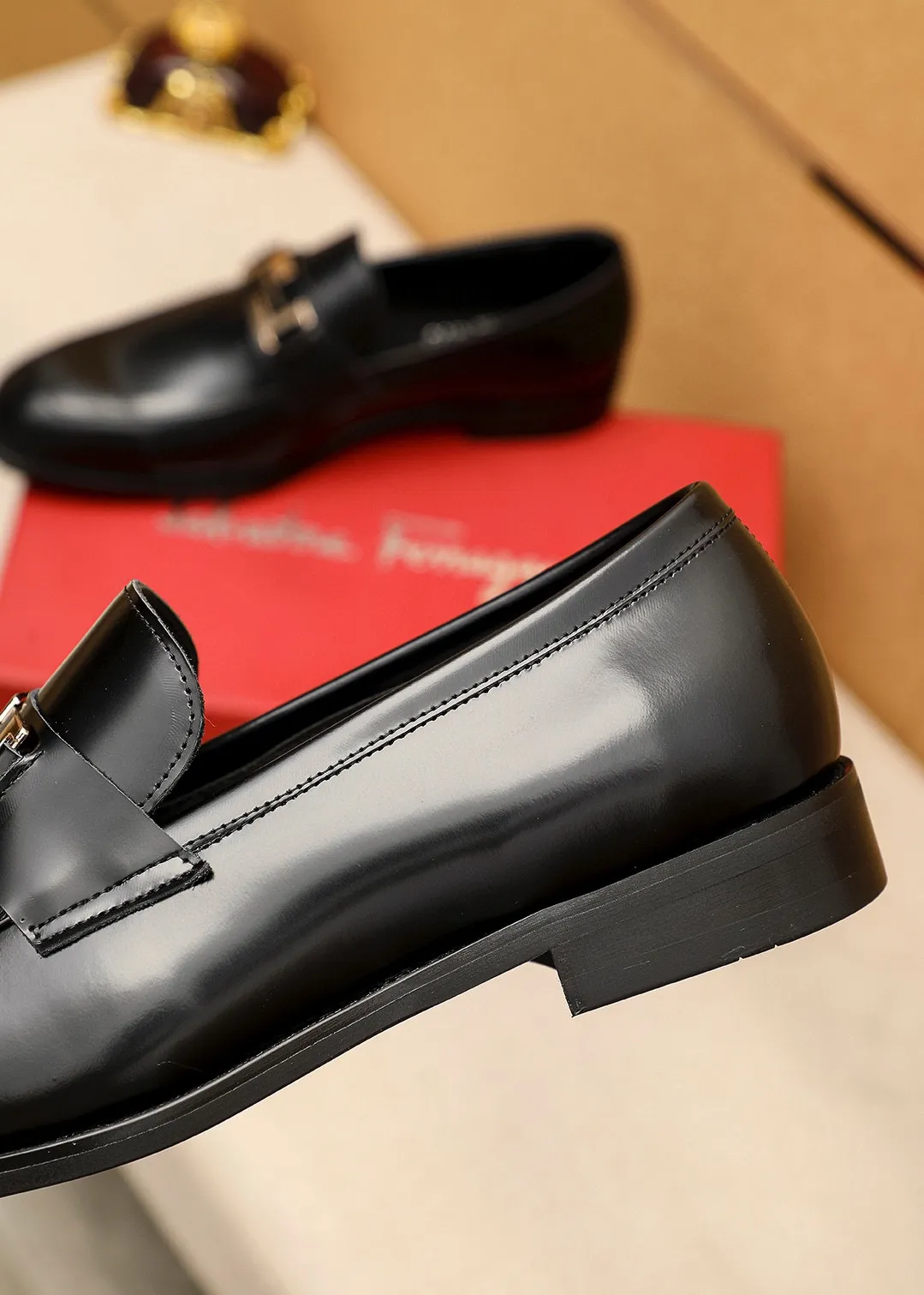 Men's shoes 💰480 💐 Product trademark: Ferragamo "Ferragamo" casual leather shoes Regular size: 38-44 (45.46🉑️customized) Product materials: Selected imported first-layer open-edge beaded cowhide leather upper + luxury hardware buckle, imported water-dyed cowhide leather lining. Strong three-dimensional visual effect, original rubber outsole Color: 2⃣️colors available